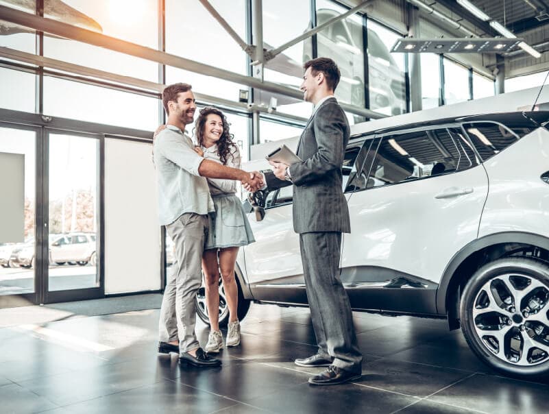 Consulente con clienti in concessionaria