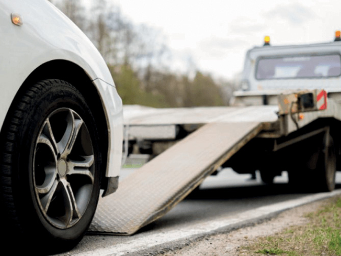 Carro attrezzi che traina un'auto