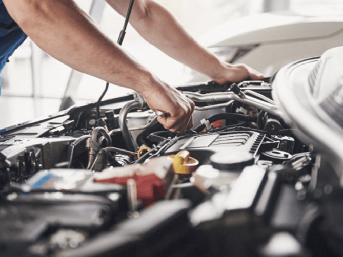 Meccanico al lavoro sul motore
