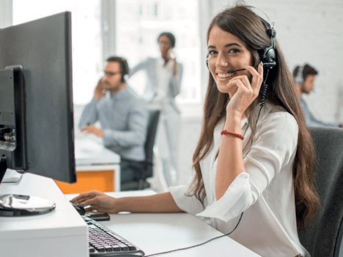 Operatrice del servizio clienti al telefono