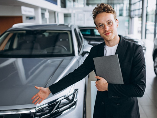 Consulente che presenta un'auto in concessionaria