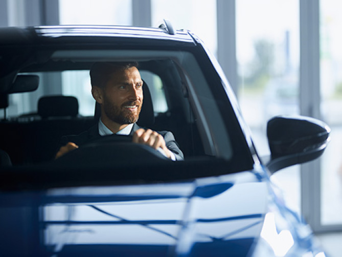 Cliente alla guida della sua nuova auto